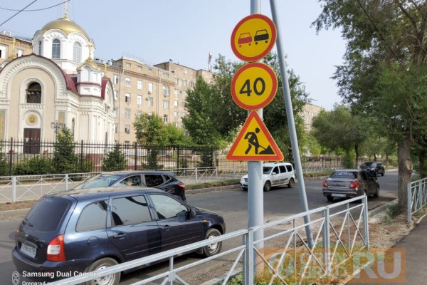 Безопасные дороги в Оренбурге: люди ходят по щебенке, водители ездят по &ldquo;встречке&rdquo; из-за торчащих колодцев