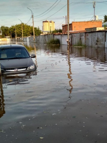 В Оренбурге на нескольких улицах затопило проезжую часть, дома и гаражи