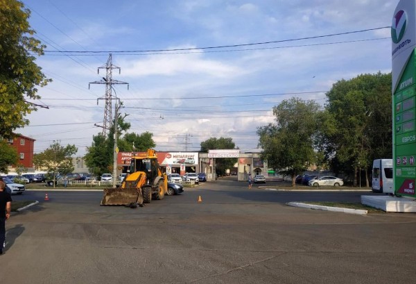 В Оренбурге под колеса трактора попал юноша на самокате