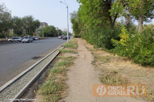 Безопасные дороги в Оренбурге: люди ходят по щебенке, водители ездят по &ldquo;встречке&rdquo; из-за торчащих колодцев