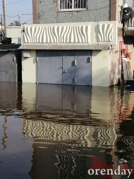 В Оренбурге на нескольких улицах затопило проезжую часть, дома и гаражи