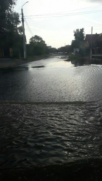 В Оренбурге на нескольких улицах затопило проезжую часть, дома и гаражи