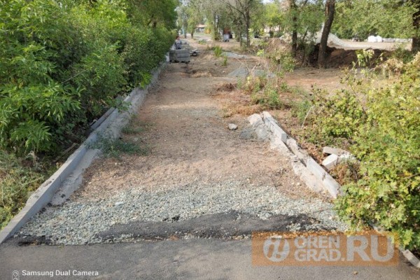 Безопасные дороги в Оренбурге: люди ходят по щебенке, водители ездят по &ldquo;встречке&rdquo; из-за торчащих колодцев