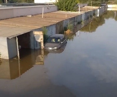 В Оренбурге на нескольких улицах затопило проезжую часть, дома и гаражи