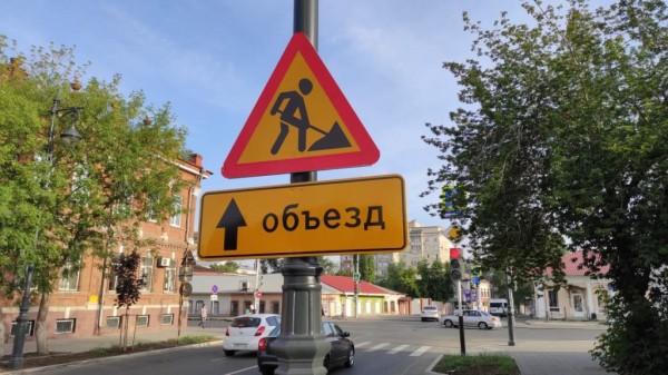 При движении в центре Оренбурга водителям необходимо руководствоваться временными дорожными знаками и разметкой