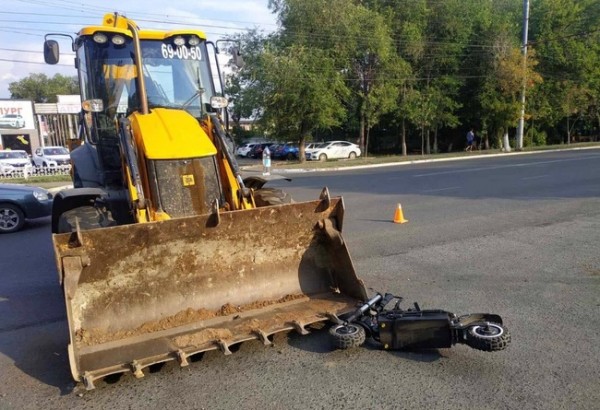 В Оренбурге под колеса трактора попал юноша на самокате