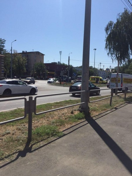 Пятница 13: в Оренбурге произошло столкновение Газели и Mercedes, пассажирка фургона вылетела в окно Пятница 13: в Оренбурге произошло столкновение Газели и Mercedes, пассажирка фургона вылетела в окно