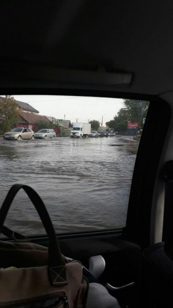 В Оренбурге на нескольких улицах затопило проезжую часть, дома и гаражи