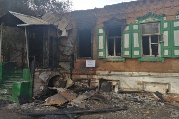 В Оренбурге жители домов по переулку Почтовому продолжают приходить на пепелище