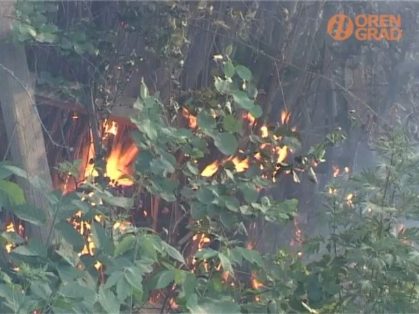 В Оренбурге третий день продолжается борьба с природным пожаром
