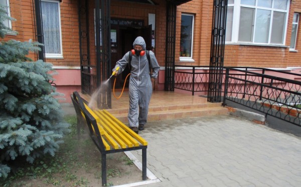 В Оренбурге обрабатывают многоквартирные дома