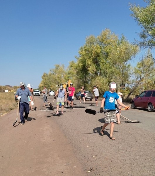 Оренбуржцы сами купили асфальт и уложили его на пути к дачам Ростоши-2 и Ростоши-3