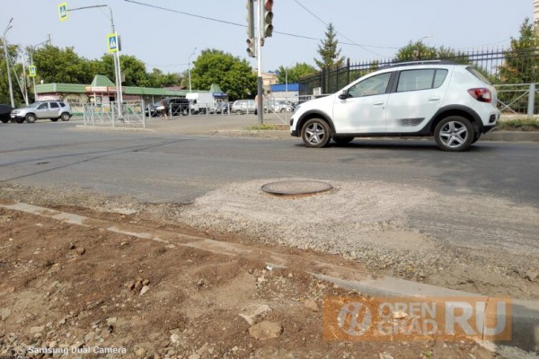 Безопасные дороги в Оренбурге: люди ходят по щебенке, водители ездят по &ldquo;встречке&rdquo; из-за торчащих колодцев