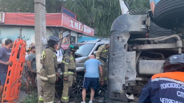 Житель Оренбуржья на скорости опрокинул тяжелую груженую фуру прямо на внедорожник