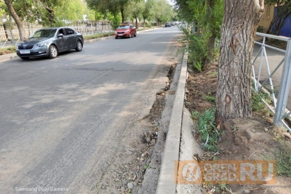 Безопасные дороги в Оренбурге: люди ходят по щебенке, водители ездят по &ldquo;встречке&rdquo; из-за торчащих колодцев