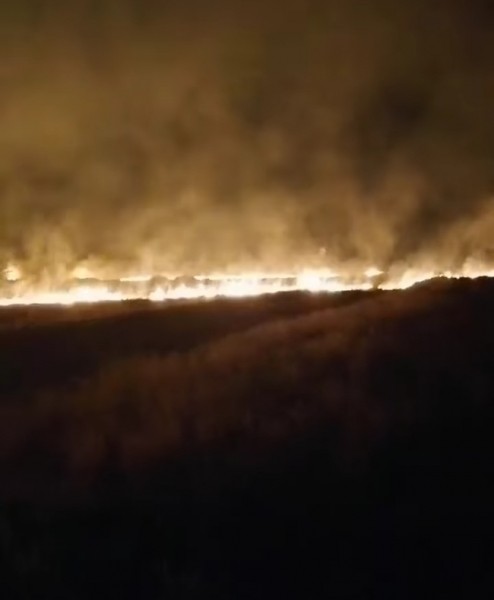 Вдоль трассы Оренбург - Соль-Илецк полыхают поля