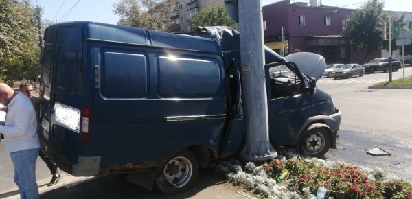 Пятница 13: в Оренбурге произошло столкновение Газели и Mercedes, пассажирка фургона вылетела в окно Пятница 13: в Оренбурге произошло столкновение Газели и Mercedes, пассажирка фургона вылетела в окно