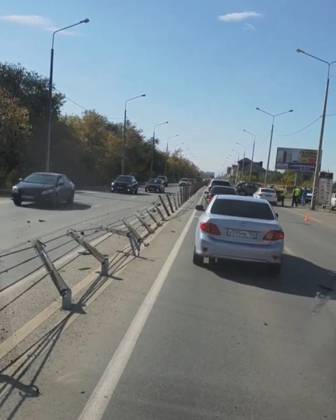 В Оренбурге на Беляевском шоссе внедорожник "Range Rover" снес ограждение