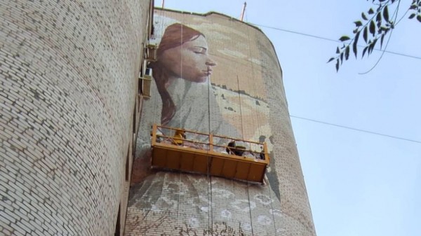 Стрит-арт художник Рустам Кубик рисует новое граффити в Оренбурге