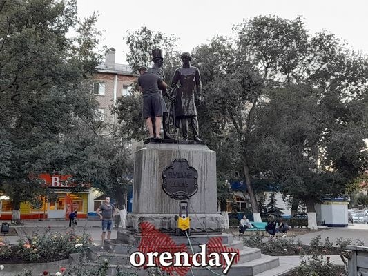 Вандала-пушкиниста, портящего памятник, будут ловить при помощи видеокамеры