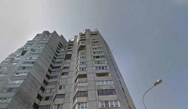 В Санкт-Петербурге с 21 этажа выпала 23-летняя уроженка Оренбургской области (18+)