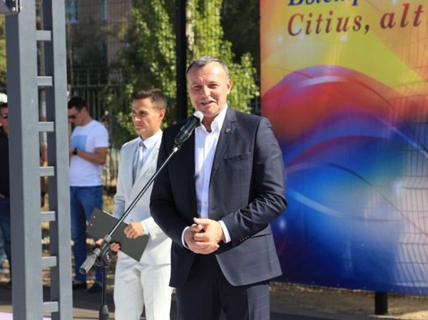 В Бузулуке торжественно открыли баскетбольную площадку,  которая появилась благодаря фонду &laquo;Кириленко - детям&raquo; 