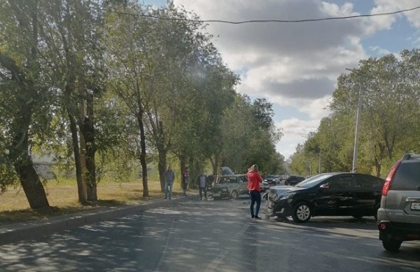 В Оренбурге столкнулись сразу три автомобиля