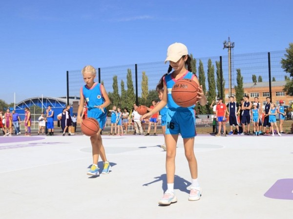В Бузулуке торжественно открыли баскетбольную площадку,  которая появилась благодаря фонду &laquo;Кириленко - детям&raquo; 