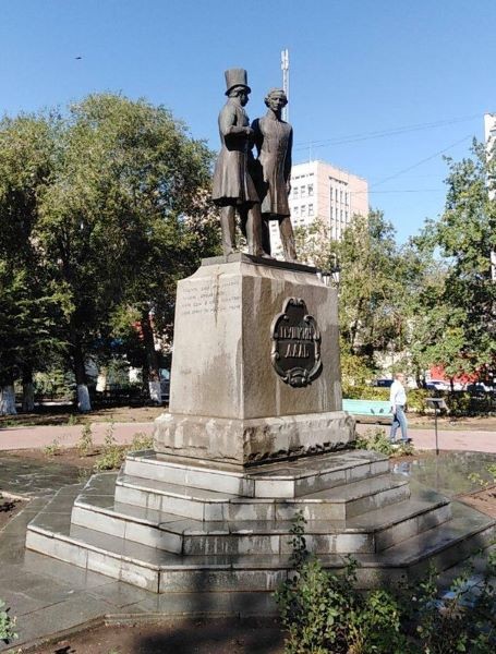 Вандала-пушкиниста, портящего памятник, будут ловить при помощи видеокамеры