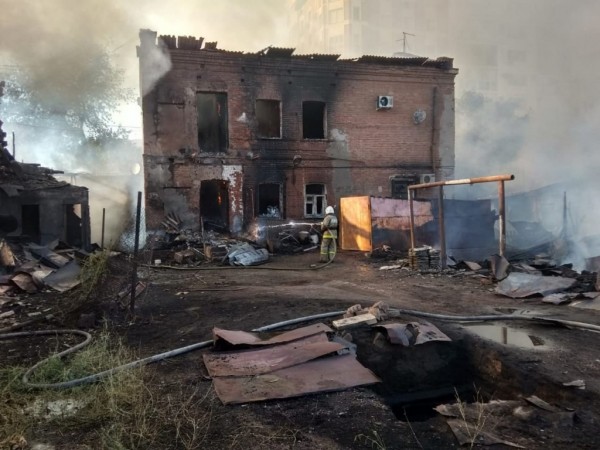 Оренбуржцам, чье имущество пострадало при пожаре в центре Оренбурга, выплатят по сто тысяч рублей