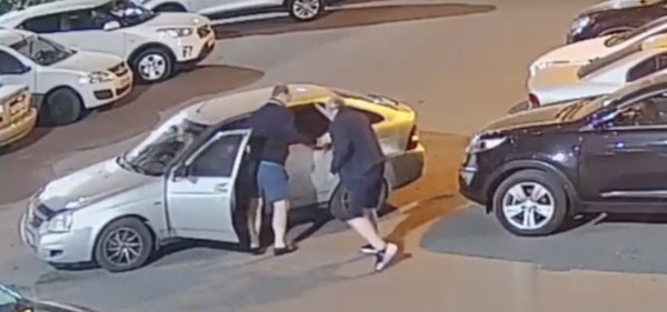 В Оренбурге отметелили пьяного водителя, который пытался уехать с места ДТП