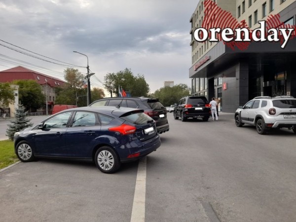 Руководство отеля &laquo;Hilton Garden Inn Orenburg&raquo; попросили разобраться с тротуаром