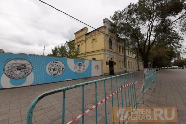 В Оренбурге из-за угрозы обрушения Дома офицеров закрыли проход для пешеходов