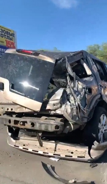 В Оренбурге на Беляевском шоссе внедорожник "Range Rover" снес ограждение