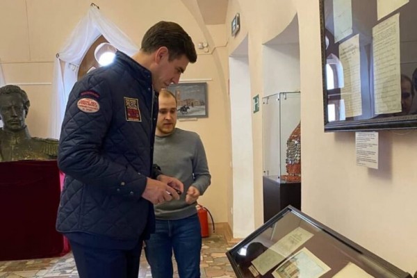 Российский актер Дмитрий Дюжев в музее изучал историю Оренбурга Российский актер Дмитрий Дюжев в музее изучал историю Оренбурга