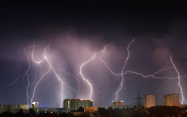 На Оренбуржье идут грозы и шквальный ветер