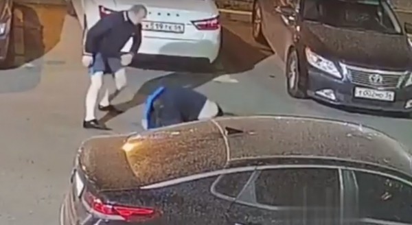 В Оренбурге отметелили пьяного водителя, который пытался уехать с места ДТП