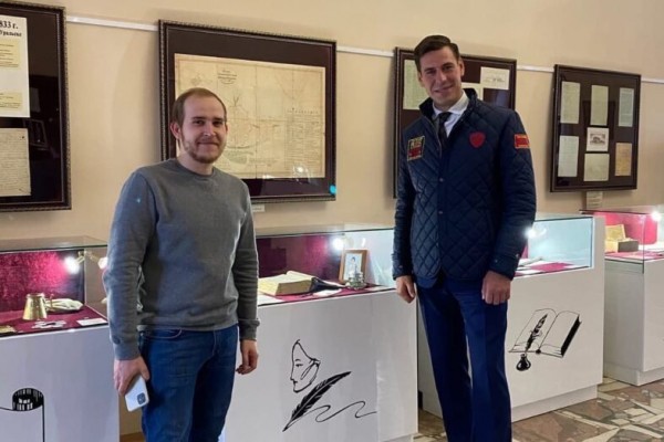 Российский актер Дмитрий Дюжев в музее изучал историю Оренбурга Российский актер Дмитрий Дюжев в музее изучал историю Оренбурга
