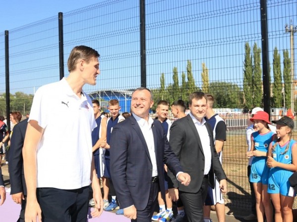 В Бузулуке торжественно открыли баскетбольную площадку,  которая появилась благодаря фонду &laquo;Кириленко - детям&raquo; 