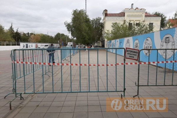 В Оренбурге из-за угрозы обрушения Дома офицеров закрыли проход для пешеходов