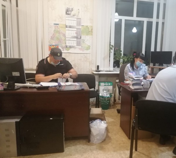 Член избиркома в Оренбуржье получила предупреждение за хранение агитлистовок на работе