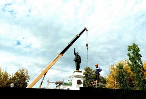 Денег на ремонт постамента под Лениным за три года так и не нашли