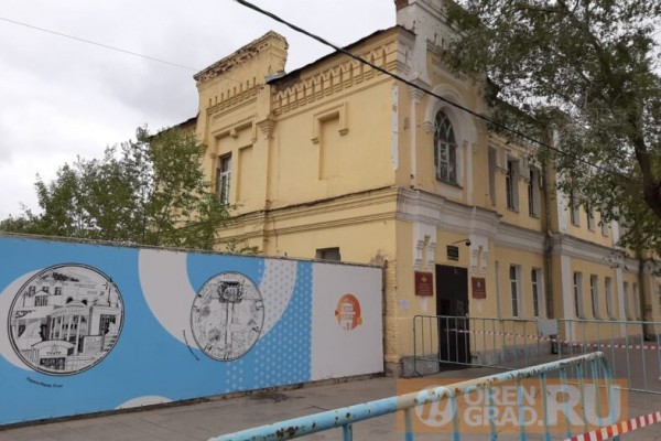 В Оренбурге из-за угрозы обрушения Дома офицеров закрыли проход для пешеходов