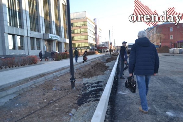 40 дней до сдачи: оренбуржцев не устраивает ремонт улиц Володарского и Постникова