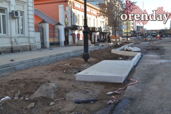 40 дней до сдачи: оренбуржцев не устраивает ремонт улиц Володарского и Постникова