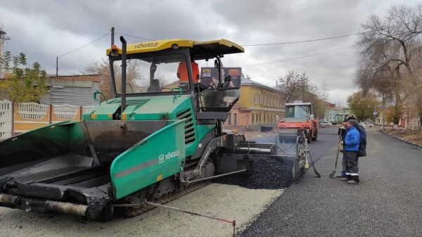 В Оренбурге на ул. Постникова приступили к укладке нижнего слоя асфальтобетона