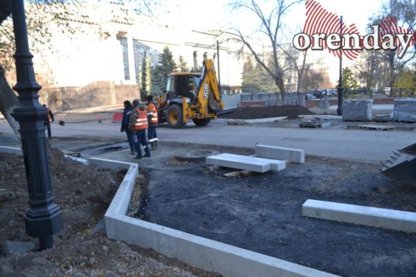 40 дней до сдачи: оренбуржцев не устраивает ремонт улиц Володарского и Постникова