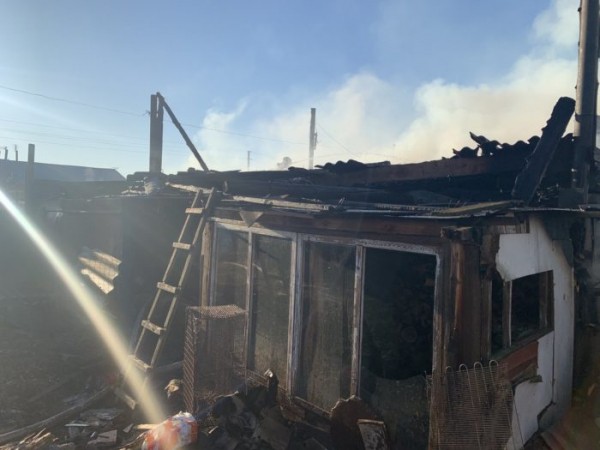 В поселке Нижнесакмарский пожарные не пустили огонь на жилые постройки