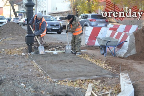 40 дней до сдачи: оренбуржцев не устраивает ремонт улиц Володарского и Постникова