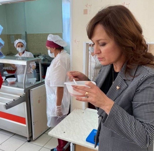 Остывшие блюда, компот - как вода: детский омбудсмен посетила школы Оренбурга